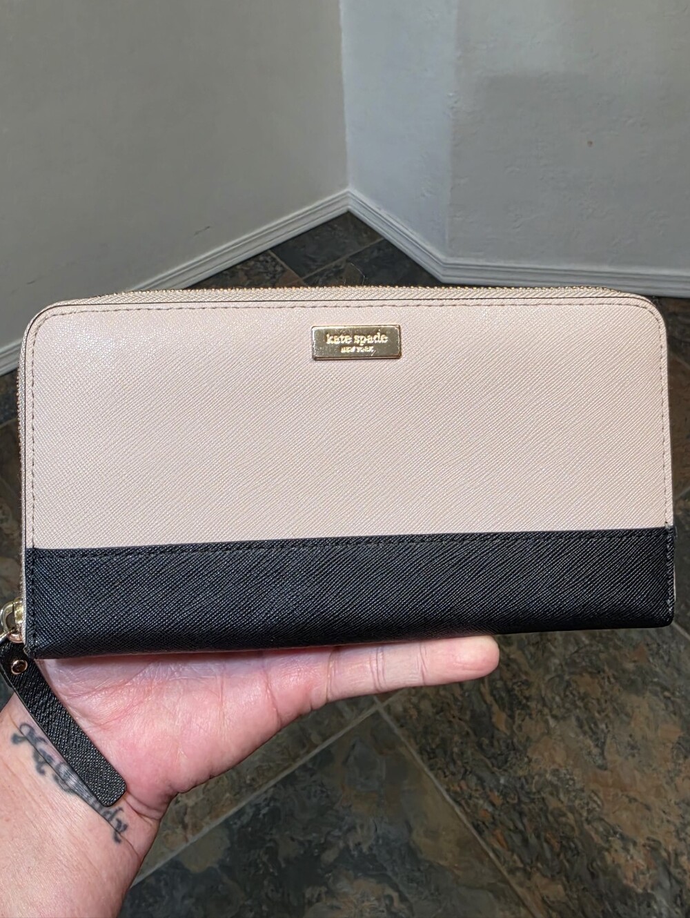Kate Spade New York Laurel Way Neda Zip Wallet in Tusk/Black - EUC - MSRP $229